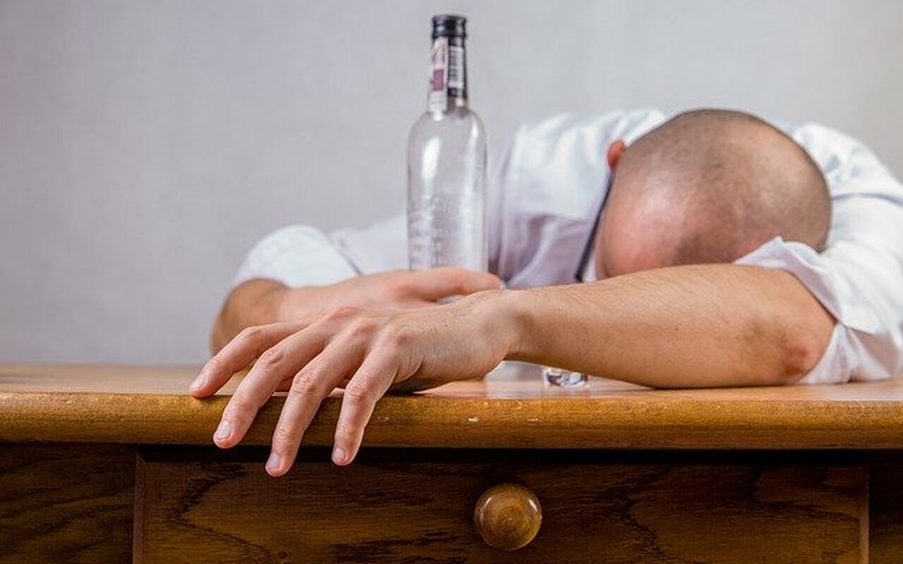 ALKOHOLIZAM: Kako prepoznati zavisnost i pružiti pomoć?